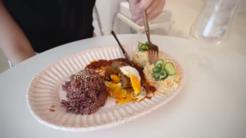 今天你吃了吗？美食餐餐ol @制作薄切五花肉紫菜包饭便当，和吃豆火的男友一起去超市买菜；一起度过暑假的独居生活；包饭，炒泡菜 辛奇 苏子叶；汉堡牛排套餐，厨房用