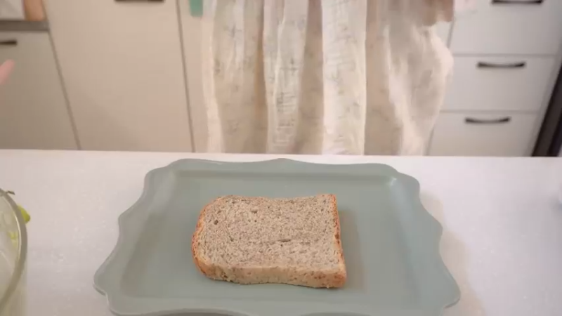 美食餐餐V急忙买菜，制作金枪鱼蛋黄酱油豆腐寿司，青阳辣椒拌面，制作炸茄子，