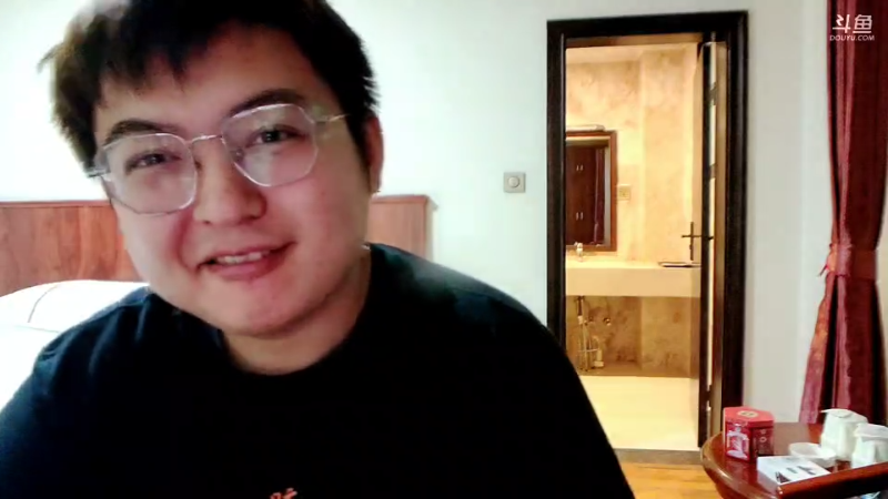 我在斗鱼看火力堂主直播户外