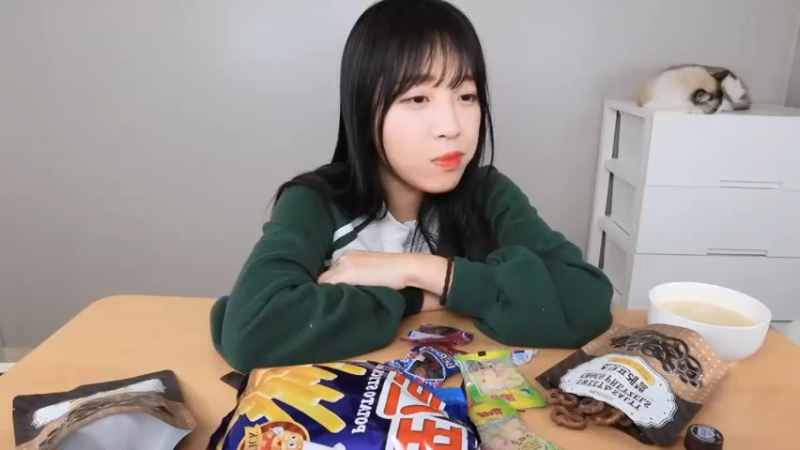小姐姐美食挑战(3)能吃不胖，羡慕吧！