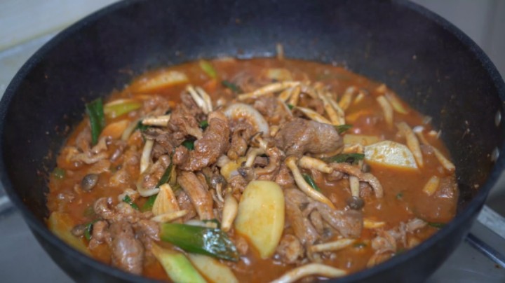 韩式风味鸭肉饭：肉质鲜嫩的鸭肉配上葱蒜闷煮，鸭肉入味香气扑鼻！
