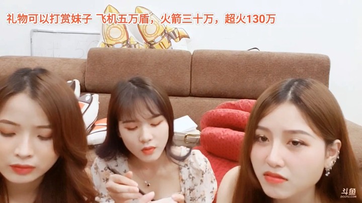 美女吃饭美滋滋，大海可爱啊