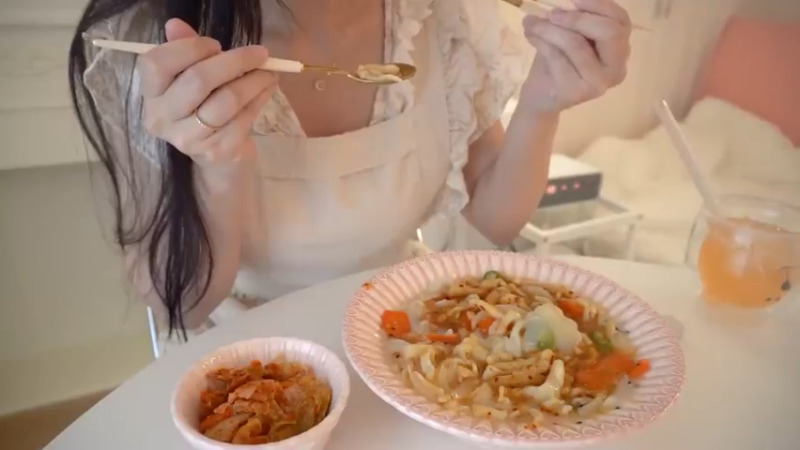 制作红薯披萨和热蛋糕玉米狗，杂货购物和烹饪，一个人生活,各种美食，品质生活 从早餐开始 全在家制作 防Y第一,没有口燥的烦恼！ (11)