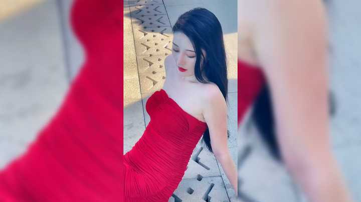 好漂亮的美女，淑女一样的笑容