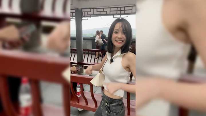 搞笑美女想和大爷一起拍视频，大爷不情愿
