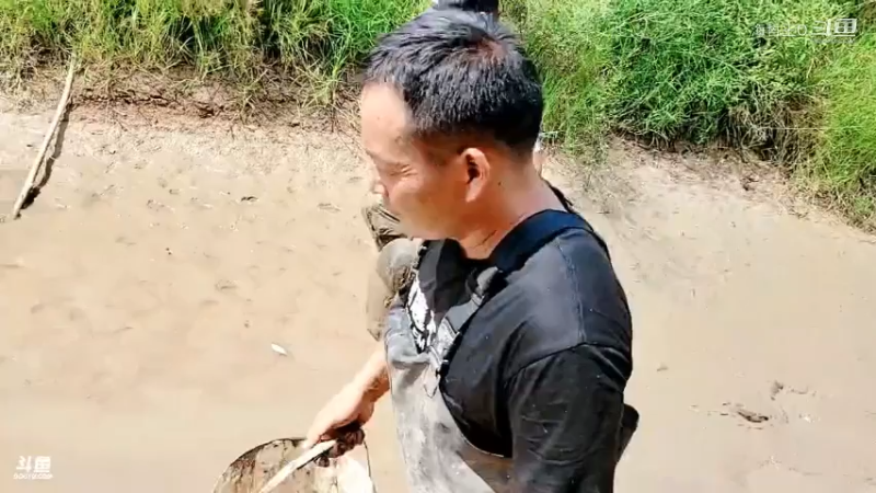 洪湖小肖直播_户外直播_斗鱼直播37