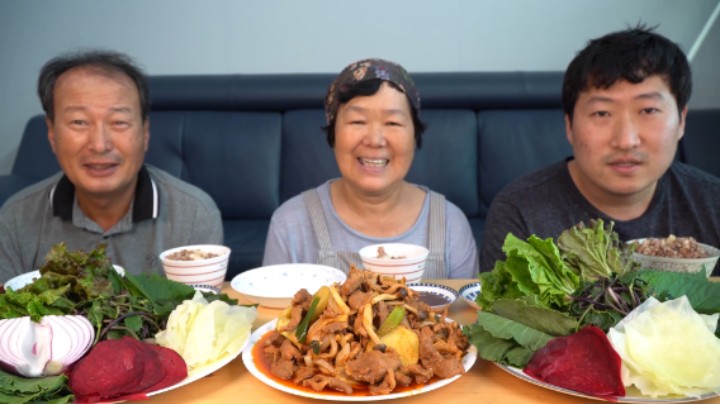 品尝肉嫩多汁的鸭肉包菜，蘸上酱料清香不油腻，吃起来口味独特！