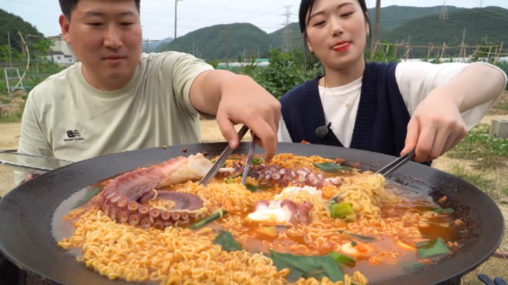 跟美女朋友一起吃经典美食辛拉面，放入香嫩章鱼片，美味难挡！