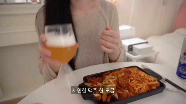 家庭制作辛辣的辛奇乌冬面和紫菜包饭