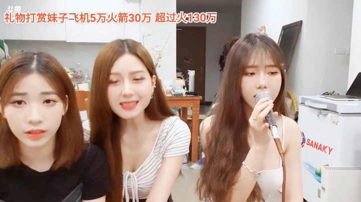 美女空姐深情演唱很好听，大海和小七陪伴
