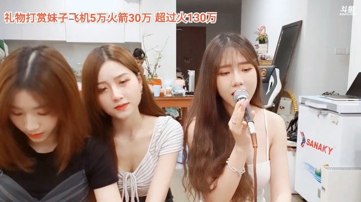 空姐唱歌很好听，大海和小七陪同
