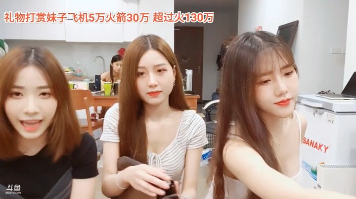 美女空姐唱歌很好听，大海可爱啊