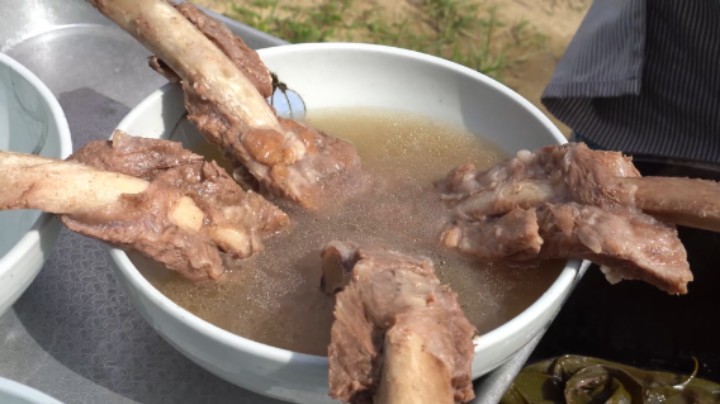 妈妈烹饪新鲜的牛排骨，汤汁香浓牛肉饱满，配上宽粉美味诱人！