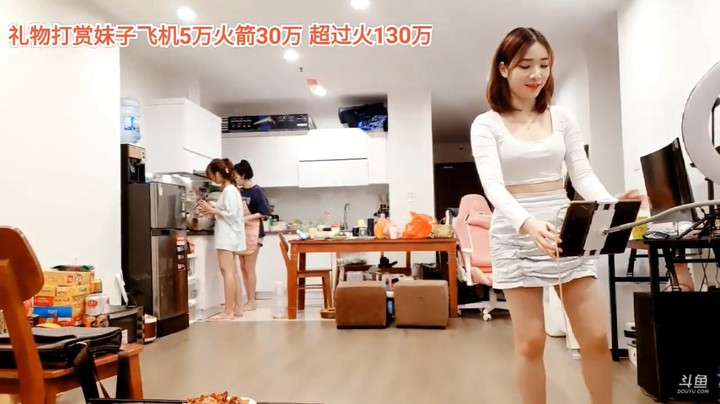 可爱美女小七表演舞蹈，很好看啊