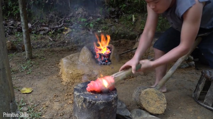 二基地61天3如何在野外打出一把菜刀！玄铁的那种！《如果你一无所有 进入单人我的世界，自由荒野 离网乐园 全手工制作耕种 》