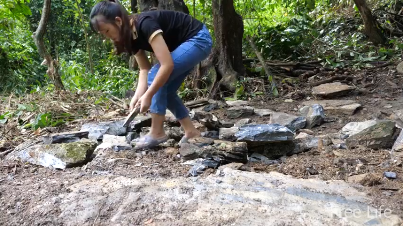 女生野外寻找桃源W1淋浴必须要有3妹子独自深入荒野隐居,建设世外桃源）