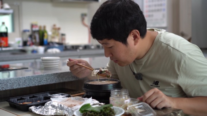 兴森饮食vlog：记录下我的日常饮食，浓香的肉汤泡饭和包饭菜！