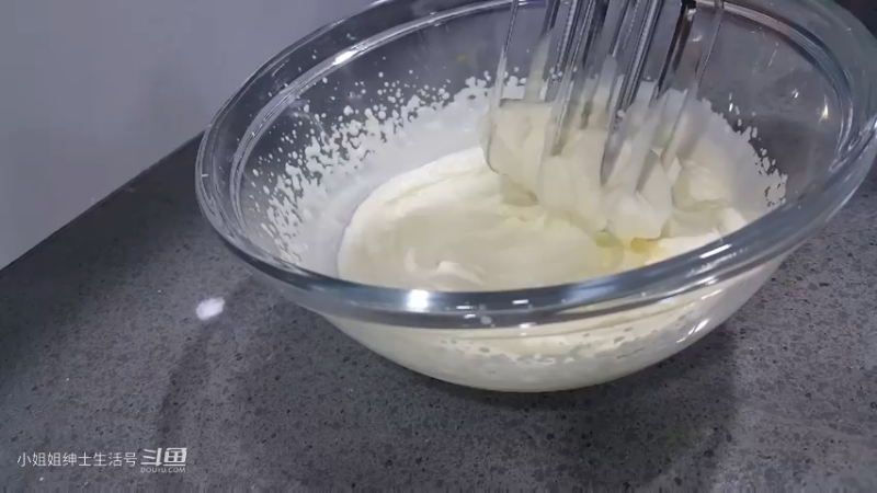 大家中秋快乐 教你怎样做有蛋黄的冰淇淋月饼  步骤分解