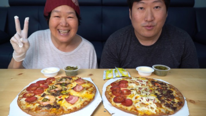 跟妈妈一起品尝多种口味的披萨，口味丰富，妈妈也觉得非常好吃！