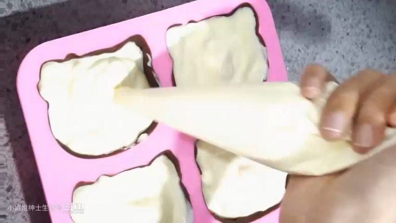 大家中秋快乐 教你怎样做有蛋黄的冰淇淋月饼  步骤分解
