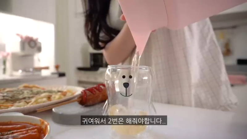 制作炸鸡紫菜包饭便当，自家的日常，热狗，ROSÉ炒年糕，和男朋友一起逛咖啡厅，豆腐针，卷心菜煎饼，辛奇汤 (15)
