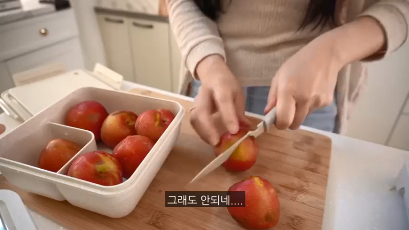 制作炸鸡紫菜包饭便当，自家的日常，热狗，ROSÉ炒年糕，和男朋友一起逛咖啡厅，豆腐针，卷心菜煎饼，辛奇汤 (24)
