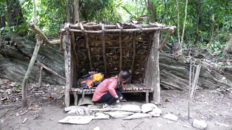 女生野外觅桃源W2建竹屋1（妹子独自深入荒野隐居,建设世外桃源）
