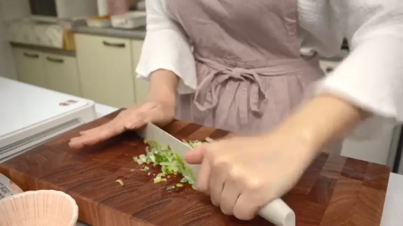 制作辛辣的辛奇乌冬面和紫菜包饭，火鸡旋风蛋包饭，辣椒酱，豆腐意大利面，剥蒜皮的方法，超市买菜，蜂蜜地瓜，蛤蜊意大利面 (4)