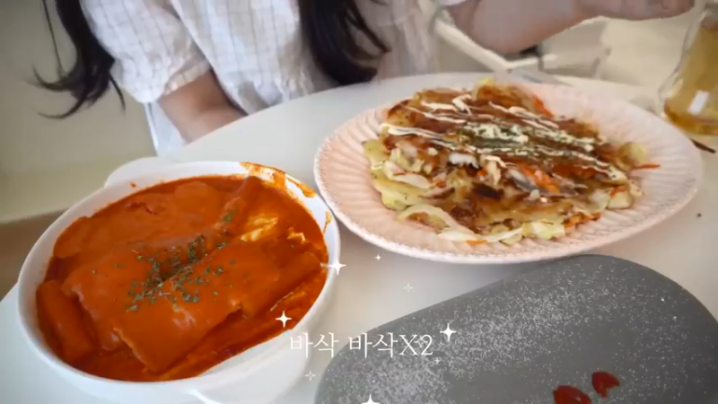 制作炸鸡紫菜包饭便当，自家的日常，热狗，ROSÉ炒年糕，和男朋友一起逛咖啡厅，豆腐针，卷心菜煎饼，辛奇汤 (16)