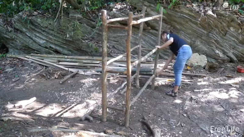 女生野外觅桃源W5农家置物架5（妹子独自深入荒野隐居,建设世外桃源）