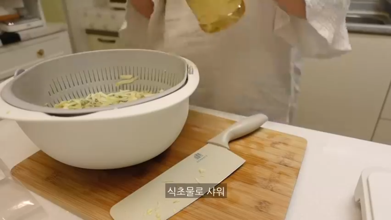去超市买菜做饭，和朋友一起开家庭派对的自炊生vlog、辣玉米奶酪、韩猪牛排、蒜酱菜、培根卷烤面包、米肠、汤炒年糕