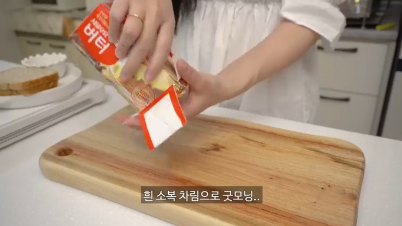 (独居生拍摄迷你装书的日常。 拍立得相机柯达迷你镜头2，制作充满芝士的辛奇炒饭，炸赖斯纸，毒品吐司早午餐，家常饭，奥利奥冰盒，年糕片等
