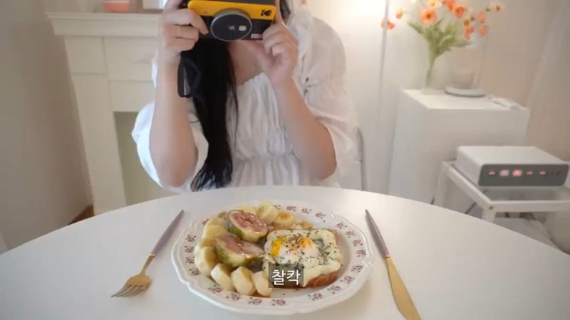 独居生拍摄迷你装书的日常。 拍立得相机柯达迷你镜头2，制作充满芝士的辛奇炒饭，炸赖斯纸，毒品吐司早午餐，家常饭，奥利奥冰盒，年糕片等