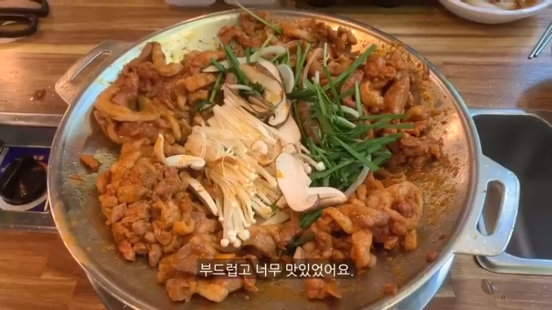 制作辣金针菇，去超市买菜做饭，和朋友一起开家庭派对的自炊生vlog、辣玉米奶酪、韩猪牛排、蒜酱菜、培根卷烤面包、米肠、汤炒年糕