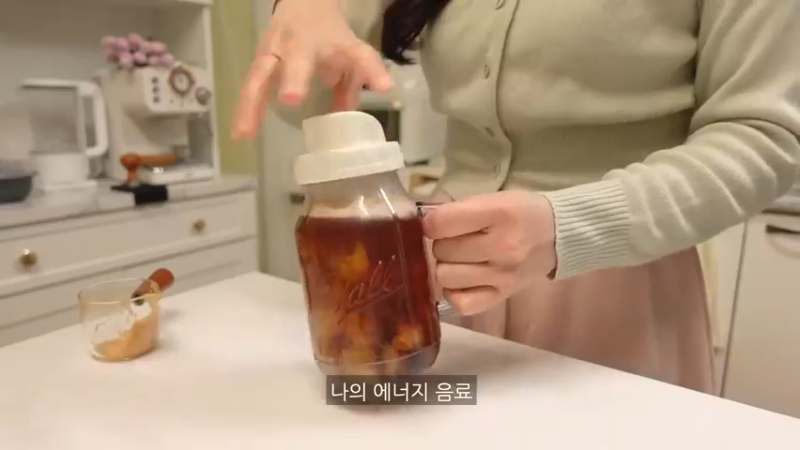 去超市买菜做饭，和朋友一起开家庭派对的自炊生vlog、辣玉米奶酪、韩猪牛排、蒜酱菜、培根卷烤面包、米肠、汤炒年糕