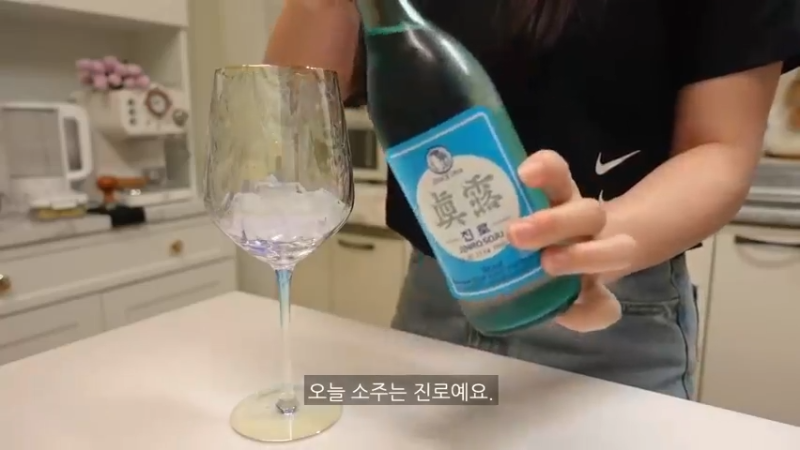 去超市买菜做饭，和朋友一起开家庭派对的自炊生vlog、辣玉米奶酪、韩猪牛排、蒜酱菜、培根卷烤面包、米肠、汤炒年糕