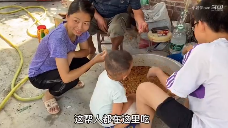 乡村生活 农家菜，扣肉，孩子们停不下来，儿子一口气吃11块