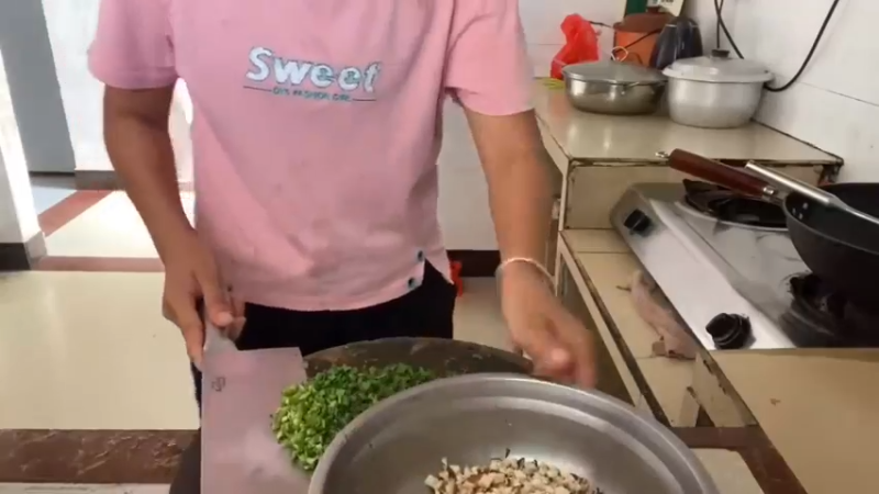 给孩子们包饺子 (  孩子们很爱吃)