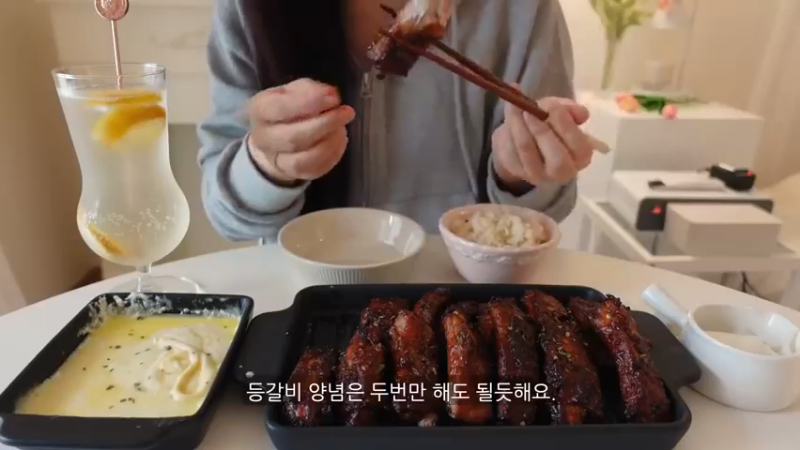 买菜做饭，和朋友一起开家庭派对的自炊生vlog、辣玉米奶酪、韩猪牛排、蒜酱菜、培根卷烤面包、米肠、汤炒年糕
