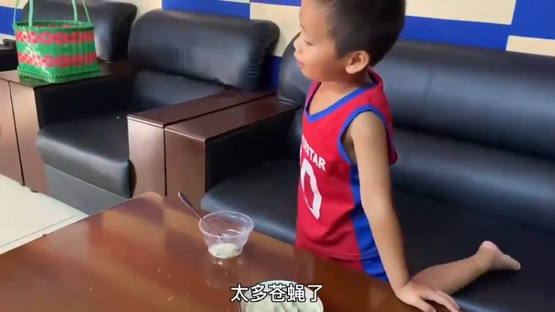 给孩子们包饺子 ( 孩子们很爱吃)