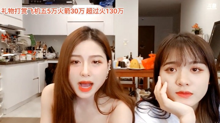 美女大海和可爱多唱歌很好听