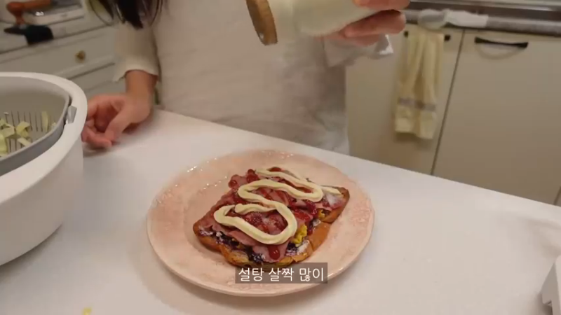 制作辣金针菇，去超市买菜做饭，和朋友一起开家庭派对的自炊生vlog、辣玉米奶酪、韩猪牛排、蒜酱菜、培根卷烤面包、米肠、汤炒年糕