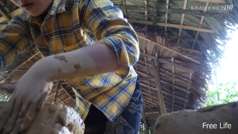 小姐姐野外觅桃源W11用泥制作土灶6#妹子独自深入荒野隐居，建设世外桃源