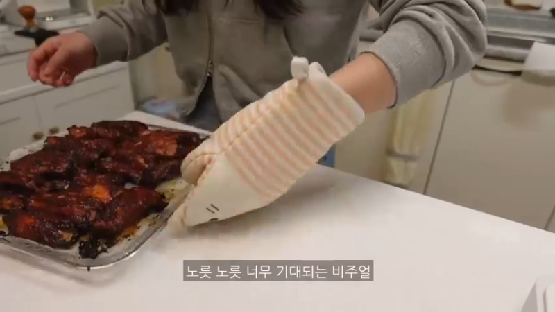 朋友一起开家庭派对的自炊生vlog、辣玉米奶酪、韩猪牛排、蒜酱菜、培根卷烤面包、米肠、汤炒年糕
