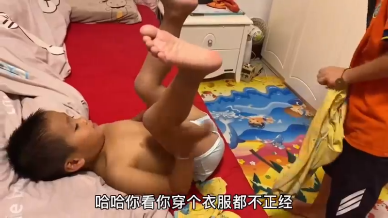 非要等着哥哥给洗头，哥哥姐姐都读书了家里很安静，老三没人玩！