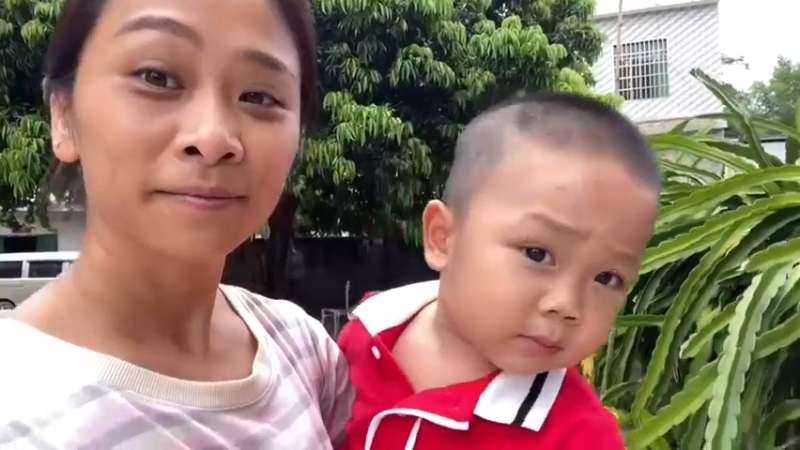 非要等着哥哥给洗头，哥哥姐姐都读书了家里很安静，老三没人玩！