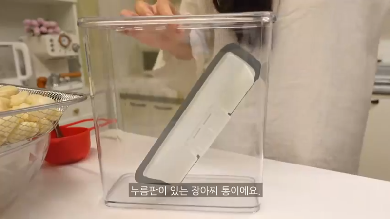 制作辣金针菇，去超市买菜做饭，和朋友一起开家庭派对的自炊生vlog、辣玉米奶酪、韩猪牛排、蒜酱菜、培根卷烤面包、米肠、汤炒年糕