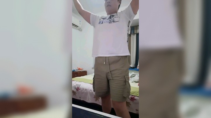 练习《假面骑士圣刃》片尾曲的舞蹈，中间那一段算是练的很好的了，争取短时间能够四肢协调