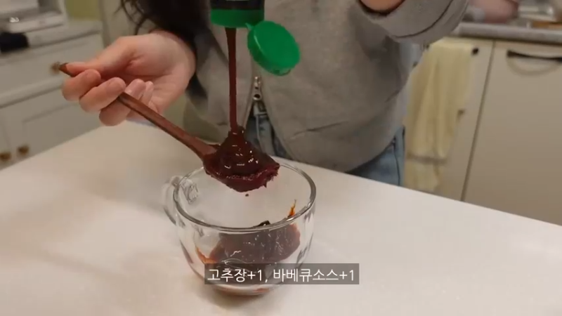 起开家庭派对的自炊生vlog、辣玉米奶酪、韩猪牛排、蒜酱菜、培根卷烤面包、米肠、汤炒年糕