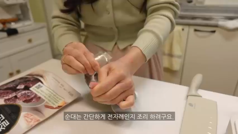 和朋友一起开家庭派对的自炊生vlog、辣玉米奶酪、韩猪牛排、蒜酱菜、培根卷烤面包、米肠、汤炒年糕